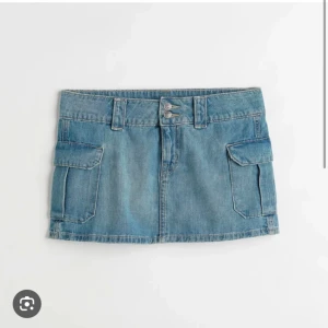 Jeanskjol H&M - Cool jeanskjol från h&m med fickor, i fint skick🩷