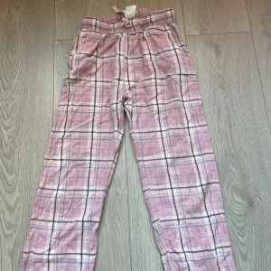 Mjukisbyxor - Rosa mjukisbyxor. Inte använda många gånger så nästan i nytt skick! 