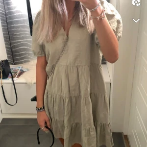 Zara grön klänning - Säljer min gröna zara klänning ❤️