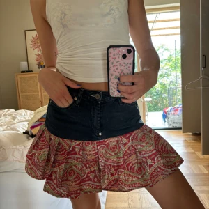 Jeanskjol - Ascool jeanskjol med tyg volang i storlek S. 