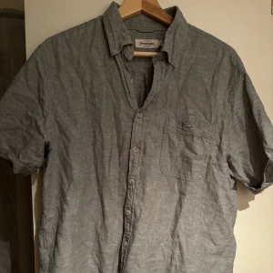 Linneskjorta  - Linneskjorta från dressman  Perfekt nu till sommaren!  Stl: L