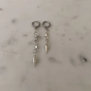 Silver örhängen (L8H ish) - Silverfärgade örhängen💞  Lilla örhänget-5,5 cm💞 Stora örhänget- 7 cm💞  Har gjort själv💞 20kr för båda sammanlagt💞