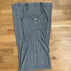 Skims klänning  - SOFT LOUNGE LONG SLIP DRESS | HEATHER GREY. Bra skick lite nopprig. Köpt för 915kr.