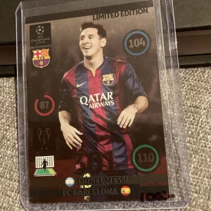 Lionel Messi UEFA Shiny Limited Edition  - Fint samlarkort från Panini Adrenalyn XL 2016 Skickas i sleeve och toploader 