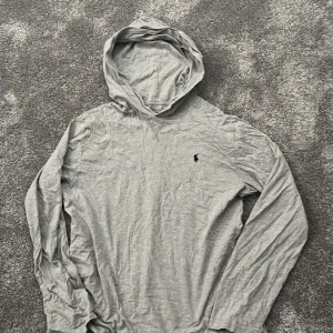 Polo Ralph lauren hoddie - Tjena, det är en väldig fin hoddie som passar s och xs, den är riktigt fet och Pris kan diskuteras vid en snabb affär!