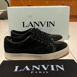 Lanvin skor  - Hej! Säljer nu dessa super populära lanvin skor. Skorna är i superfint skick 8/10(se bild 5) känns inte av vid användning, kostar 200-300 att laga hos en skomakare. Med skorna medföljer dustbag 