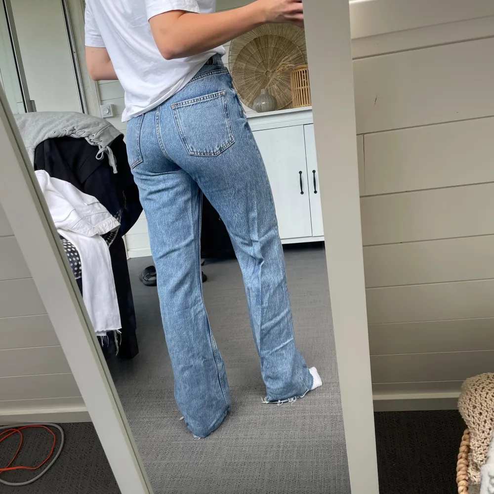 Raka jeans från zara i storlek 36. Inga tydliga tecken på användning💓. Jeans & Byxor.