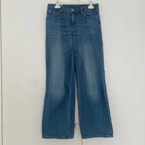 Snygga baggy jeans från weekday i stilen ”Ample”! Använda några gånger men ser som nya ut!💌