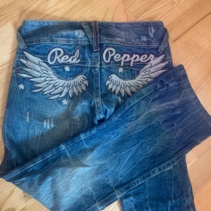 Lågmidjade bootcut jeans - SÅ SNYGGA lågmidjade bootcut red pepper jeans 💕 det står ingen storlek på lappen men min gissning skulle vara XS/S, skriv om ni vill ha några mått💛 säljer eftersom de tyvvär var för små för mig! 