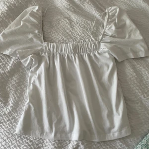 Söt topp  - Säljer denna jätte fina topp som jag endast använt 1 gång, super fint skick, storlek s från hm, säljer för 60kr+frakt