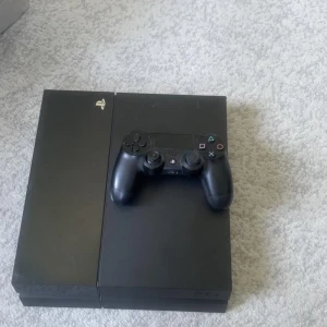 Ps4 - Beskrivning Väl använt ps4 överhettas säljs med en kontroll som har lite glapp i r2 knappen men man kan typ inte känna det när man spelar pris kan diskuteras och den kan skickas