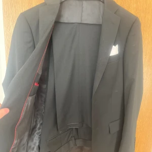 Kostym - Matchande kavaj och kostym byxor från dressman, kavaj storlek 42 slim fit och byxor stolek 28/30. Använt 2 gånger som nytt skick. Ny pris ligger på 2 500 kr Hör av er vid intresse!😁