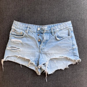 Zara jeansshorts  - Jag säljer dessa jeansshorts från ZARA! Dem är i bra skick och storlek M.  Det är bara att skriva vid frågor eller funderingar 💕