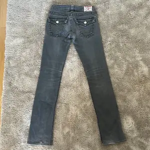 Säljer mina True Religion jeans som jag köpte förra sommaren. De är bootcut och är i jätte bra skick. Knappt  använda eftersom jag har massa andra jeans. Kan tänka mig gå ner i pris vid snabb affär 🩷