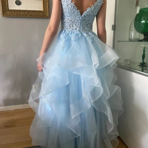 Ljusblå bal/festklänning - Säljer min klänning som endast är använd under några timmar. Den är i i nyskick och har inga märken eller skador. Passar 34/36, xs/s. Pris kan diskuteras vid snabb affär