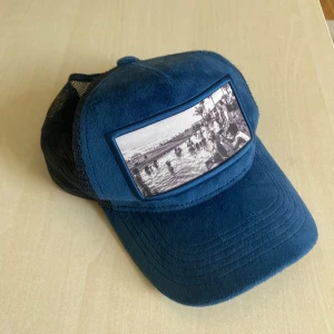 Emilio Pendenza SPIAGGIA velvet keps - En mycket snygg keps från Emilio Pendenza! Perfekt till sommaren. Mycket bra skick, inga hål eller fläckar mm. Säljes pga inte passar i keps. Bara hör av dig om du vill ha fler bilder eller bara vill fråga nått!  Mvh Carl.