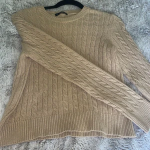 Stickad tröja  - Jätte fin tröja från Dilvin. Använder inte längre och är i bra skick ❤️