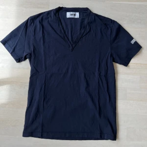 Grifoni tshirt - Säljer denna as coola tshirt från grifoni! Storlek: S, men skulle säga att den passar S-M. Köpt för 1800kr på United Fashion! Denna har en liten slitning i nacken (se sista bilden), därav priset!