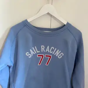 Ljusblå sail racing tröja i storlek xl, har endast provat den så jätte bra skick på den, har bara hängt i garderoben och samlat damm😅Pris går självklart att diskutera🥰❤️