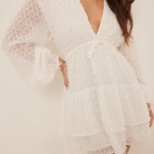 Klänning - Jättefin klänning köpt av en tjej som tog studenten 2023, den passa mig inte i storleken💞🥹 Älskar!!