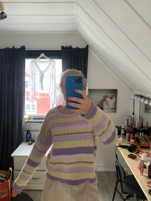 Stickad tröja - Använt tröjan en del. Säljer då den aldrig används längre.💕💕