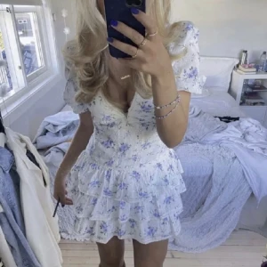 Blommig Zara klänning - Säljer denna kända Zara klänningen i storlek M! Passar mig med S förutom att den är lite stor vid börstkorgen men funkar perfekt med säkerhetsnål! Bara använd en gång men prislappen är ej kvar 🎀 // köp med köp nu! 💓