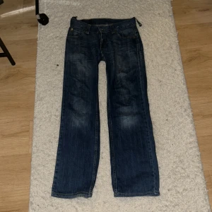 Lågmidjade baggy jeans - Skriv för frågor, en av flärparna där bältet ska sitta är trasigt 