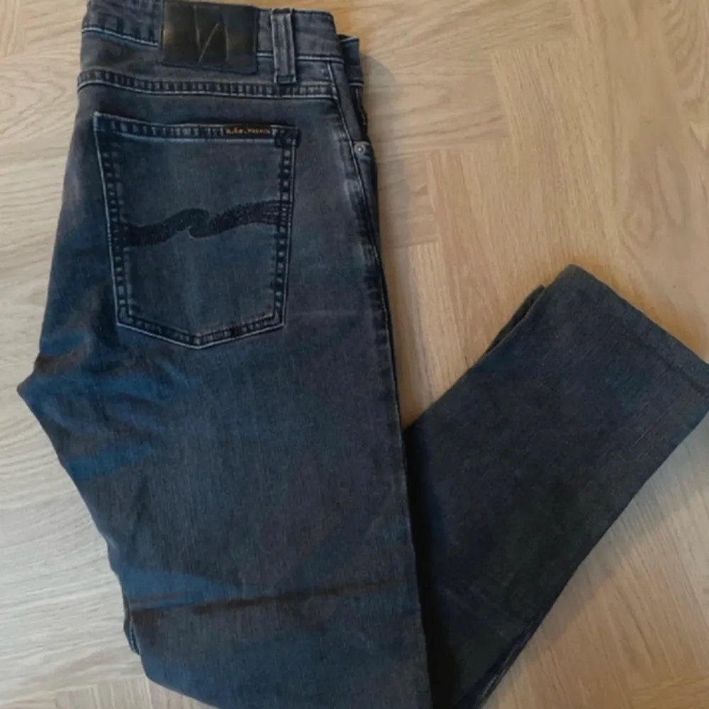 Ett par fräscha nudie jeans i modellen skinny lin, worn black. De är inte använda mycket, storleken är 32/30 men sitter mer som 30/30. Skriv vid funderingar!. Jeans & Byxor.