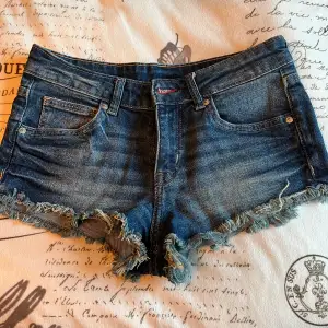 Jeans shorts från hm divided, är mer åt det mörka blåa hållet, använda några gånger och har inga synliga defekter! Hör av er vid frågor!🥰(tyvärr ingen bild med dem på då dem är för små)
