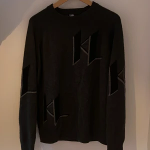Karl Lagerfeld Kashmir tröja - Hej, säljer nu denna otroligt stilrena och bekväma 100% Kashmir tröjan från Karl Lagerfeld. Inga defekter. Skick 9/10. Köpt på Zalando för cirka 3300kr