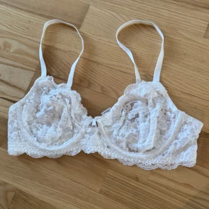 spetsbh med rosett - spetsbh med rosett i storlek 75B, aldrig använd ⭐️ använd ”köp nu”. 27/5-2”24