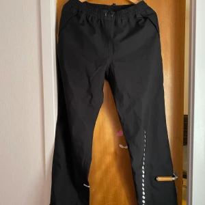 Vindbyxa - Helt nya, toppenskick. Vet ej om det är dam eller herrmodell, men passar nog för båda lika bra. Nypris över 1000 kr