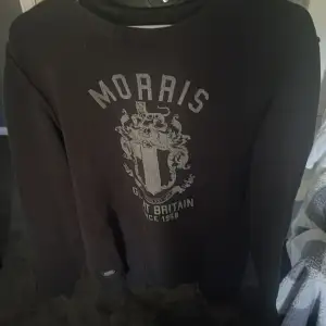 En väldigt unik Morris sweatshirt, bra skick och passar bra och skönt,