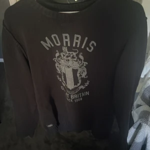 Morris sweatshirt  - En väldigt unik Morris sweatshirt, bra skick och passar bra och skönt,