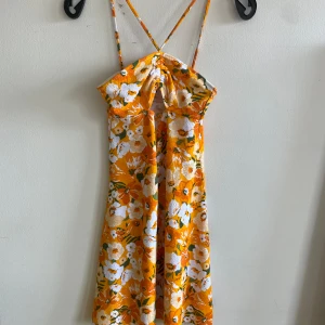 Sommarklänning  - Orange blommig sommarklänning 