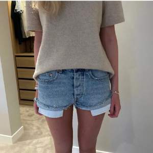 Säljer dessa fina jeans shorts från zara i storlek, inte jätte använda. 