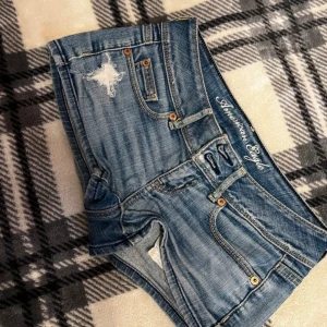 Lågmidjade Jeansshorts  - Säljer dessa as snygga jeansshorts från american eagle jag inge känner att de kommer till användning 💓 Köpta på Vinted 🤗