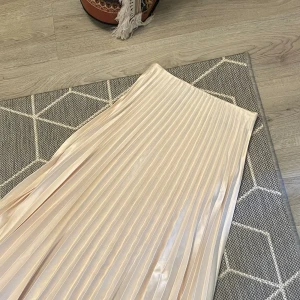Beige plisserad kjol - Från zara Satin aktigt material  Väldigt bra skick