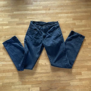 Svarta levi jeans - Säljaren mina svarta Levi jeans då dom har blivit för små för mig!  Midjan 29 Längden 32  Kontakta gärna vid fler frågor eller bilder!☺️