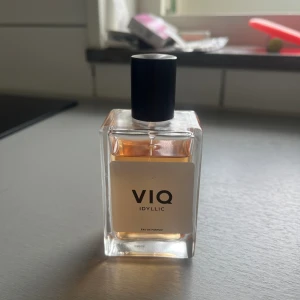 VIQ idyllic parfym  - 50 ml parfym, luktar magiskt men passar inte mig.  Nypris: 699
