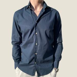 Säljer denna riktigt snygga blåa skjorta från J.Lindeberg. Skjortan är i super fint skick. Storlek M. Modellen på bilden är 182cm. Fråga gärna vid funderingar!