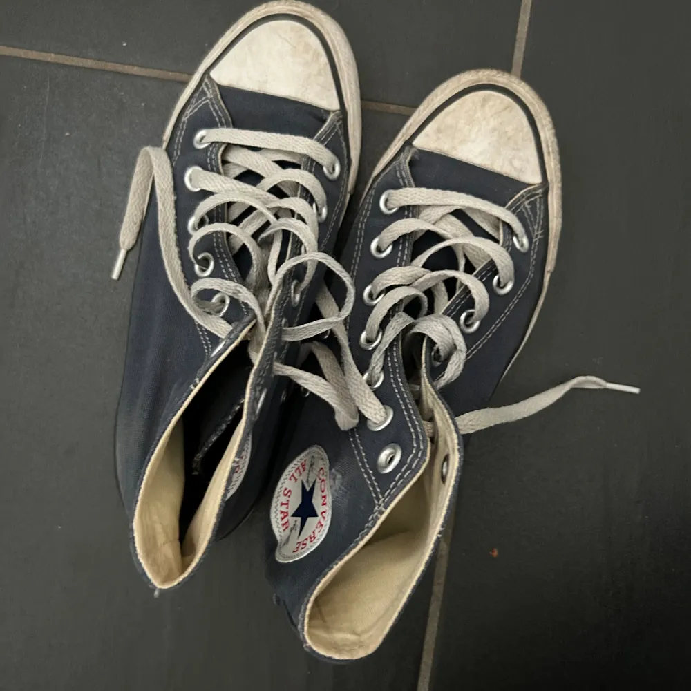 Säljer mina blåa Converse i storlek 37🥰🥰 dem är väl använda så defekter förekommer💕💕. Skor.