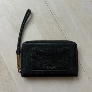 Marc Jacobs - Säljer en superfin plånbok från Marc Jacobs i nyskick! Fick den i present & den har inte kommit till användning:) Nypris: 2000kr
