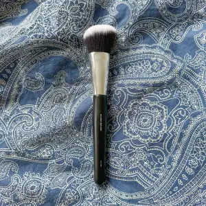 Ny och oanvänd blush brush som aldrig kommit till användning. Har tvättat den då den var lite dammig! FÖRST TILL KVARN!