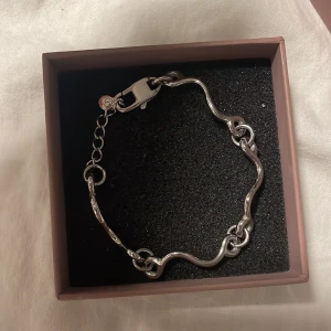 Armband - Ett super coolt ”stream bracelet” armband från Edblad som aldrig används då jag har på mig guld. Nypris 500. Bara skriva om bilder eller funderingar💕💕priset är diskuterbart
