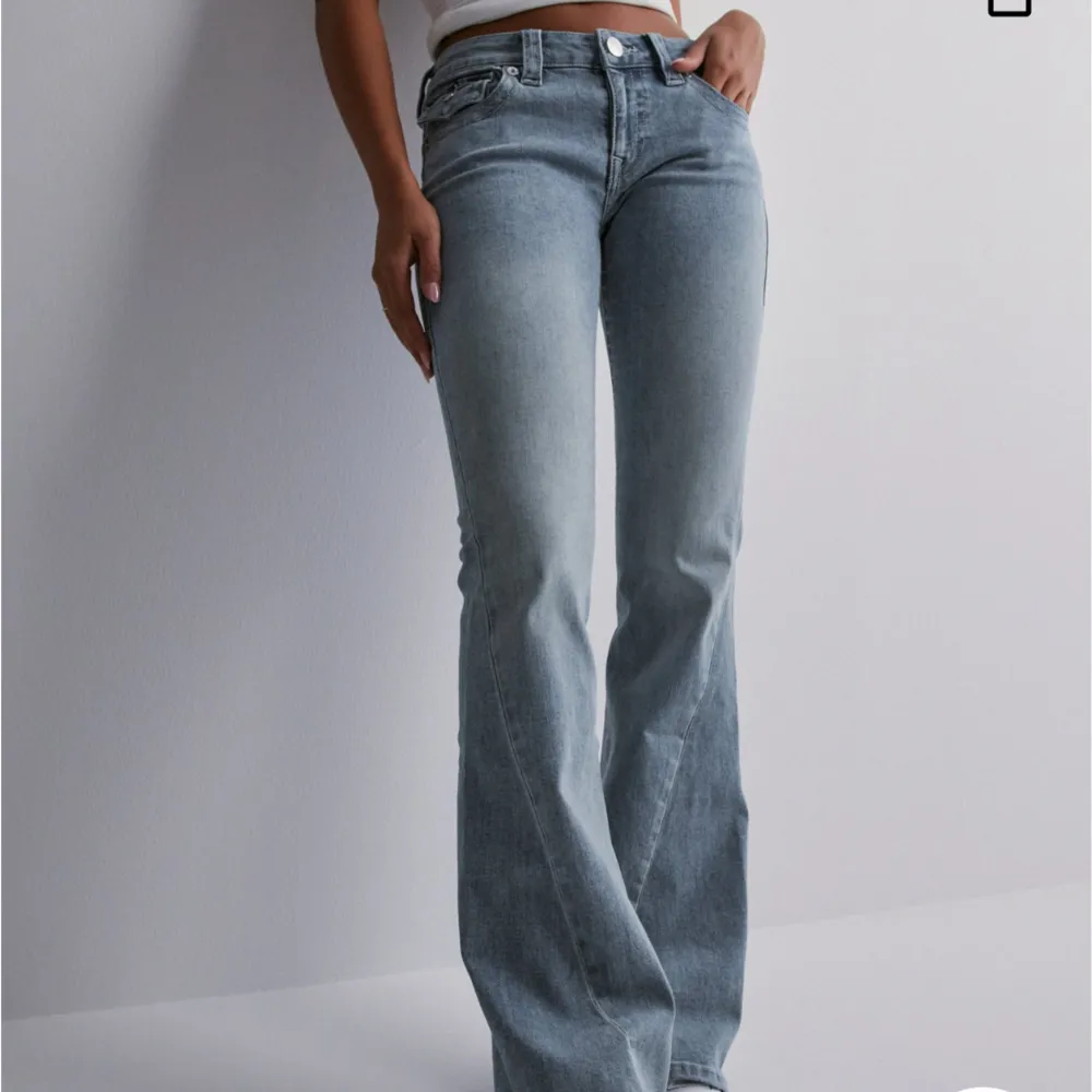 Säljer dessa jeans från true religion med riktigt snygga detaljer. Aldrig använda bara testade då de var ganska långa på mig som är 168cm.🌟 Prislapp inte kvar dock. Storlek W25 Ord. Pris 1199kr Mitt pris 899kr. Jeans & Byxor.