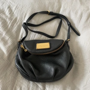 Marc Jacobs vöska - Snygg, rymlig Marc Jacobs väska, perfket till jobb, skola och fest! Köpt i New York! 