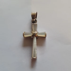 Silverhänge kors - Ett kors i pärlemor & silver Köpt någonstans i södra Europa för några år sedan. Har legat i en ask i en låda. Fint skick 140kr 