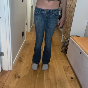 Miss me jeans - Super snygga bootcut lowwaist miss me jeans ! De har inga defekter och är ganska ny köpte och knappt andvända, skriv till mig för mått eller fler bilder 💖🤞