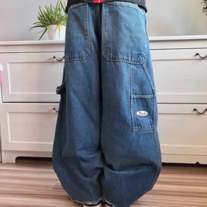 Baggy jeans  - Använd ett fåtal gånger i M/S, baggy bleu bolt med lite skada nertill 😛🫰